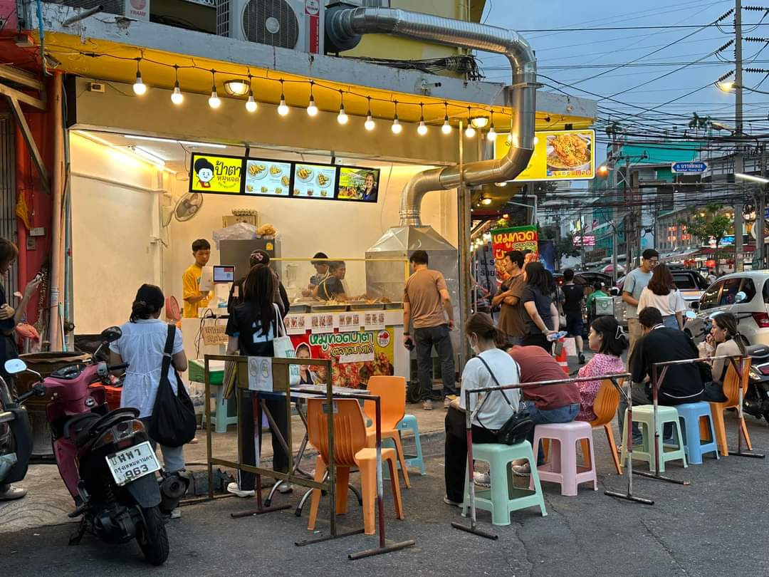Bangkok Foodie Night Made Easy: Banthat Thong Street Eats & Rooftop Views