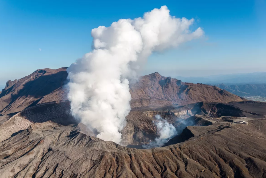 Kumamoto Day Tour: Castle, Mt. Aso Crater & Shrine Visit