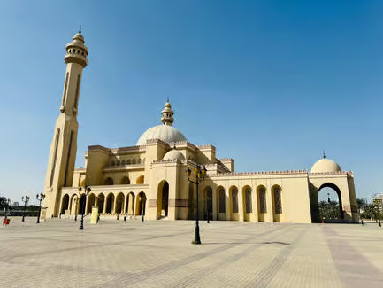 Across the Causeway: Bahrain to Saudi Arabia Private Cultural Day Tour