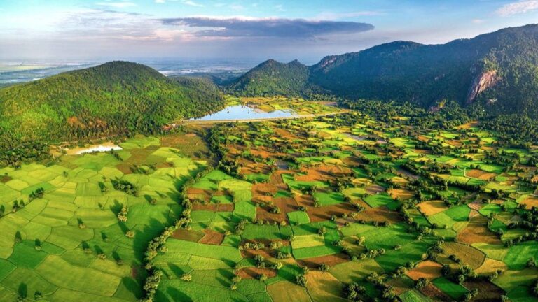 4 Days Vietnamese Odyssey: Explore Ho Chi Minh City, Cu Chi Tunnels, and the Mekong Delta [3* Hotel]