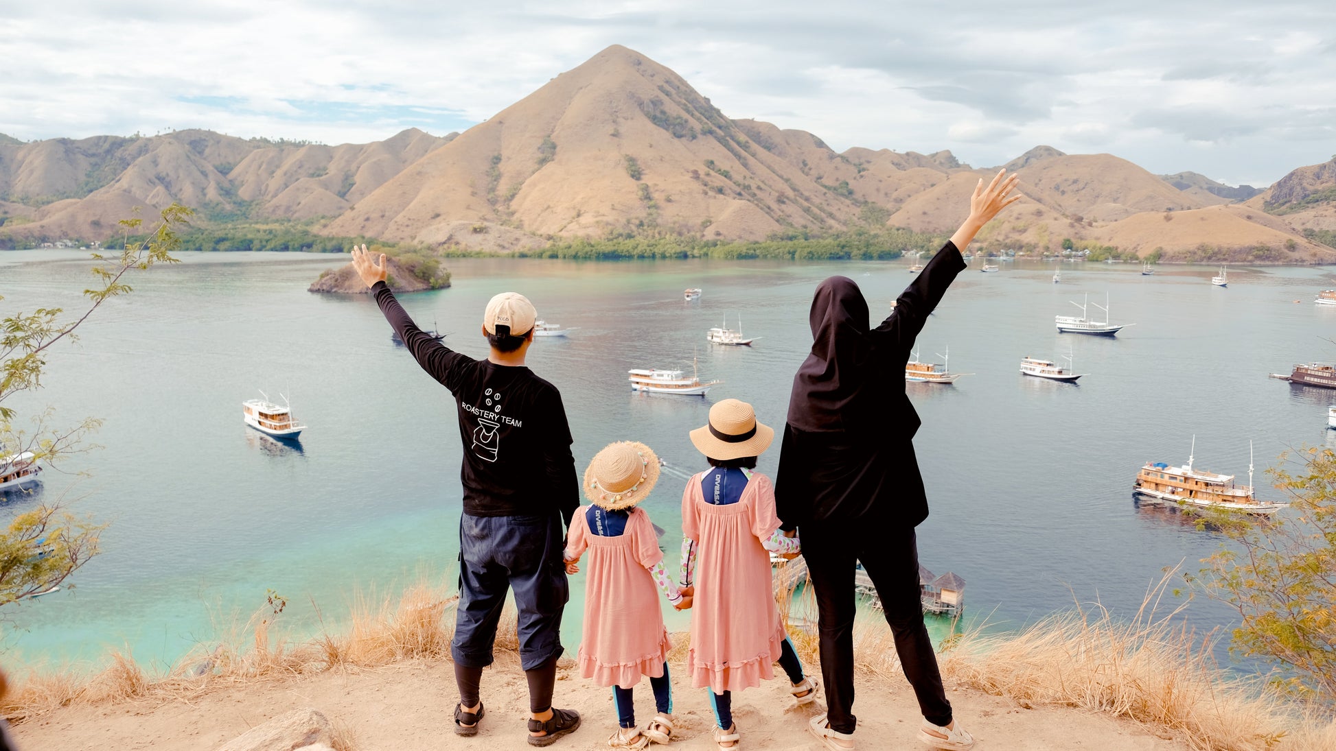 Komodo Island Sunset Cruise: Kelor Trekking & Kalong Island Bat Spectacle