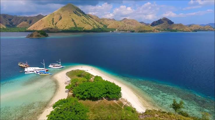 Image of Half-Day Komodo Sailing Tour – Kelor Island, Menjerite Snorkeling & Sunset Bats
