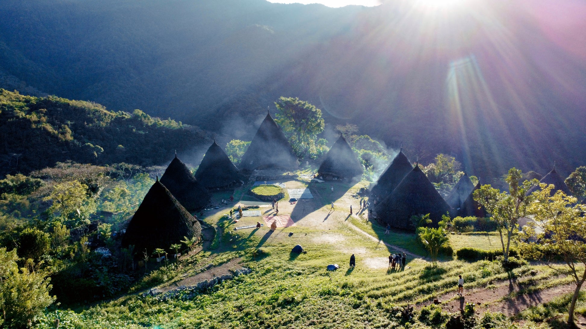 4D Hidden Wonders of Flores: Wae Rebo Trek & Kelimutu Lake Tour