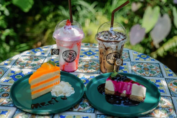 Image of Sip, Snap & Swoon: A Ladies-Only Evening Tour in Bangkok