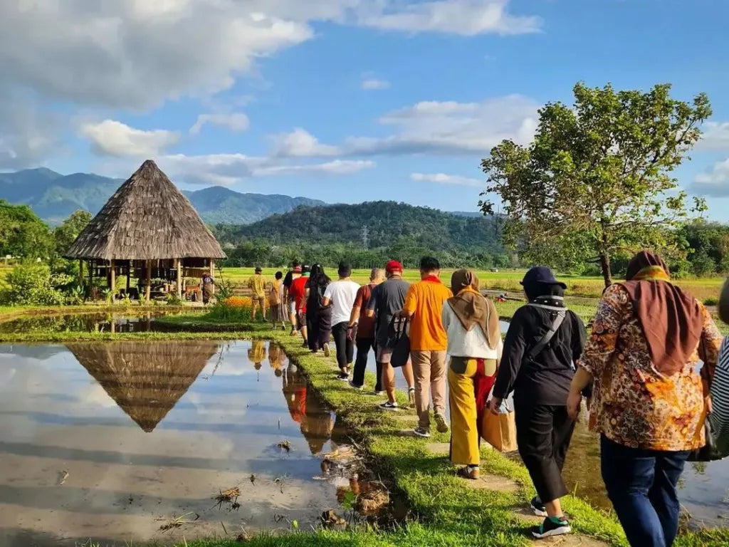4D Hidden Wonders of Flores: Wae Rebo Trek & Kelimutu Lake Tour