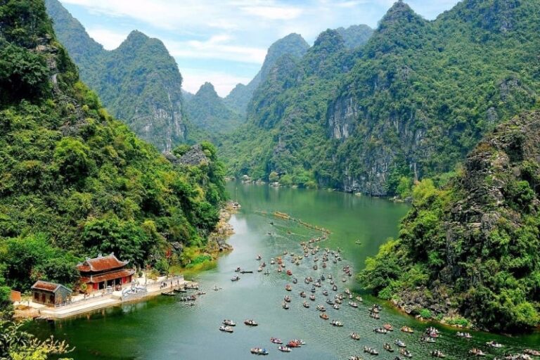 Experience the Magic of Hanoi, Ninh Binh, Halong Bay & Sapa in 6 Days! [5* Hotel]