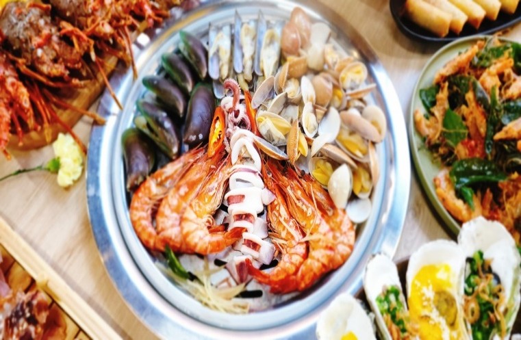 Central Vietnam Highlights: 5D4N Da Nang – Hoi An – Hue Cultural Tour
