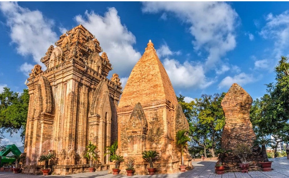 Grand Vietnam 17-Day Cultural & Scenic Tour: Saigon to Hanoi