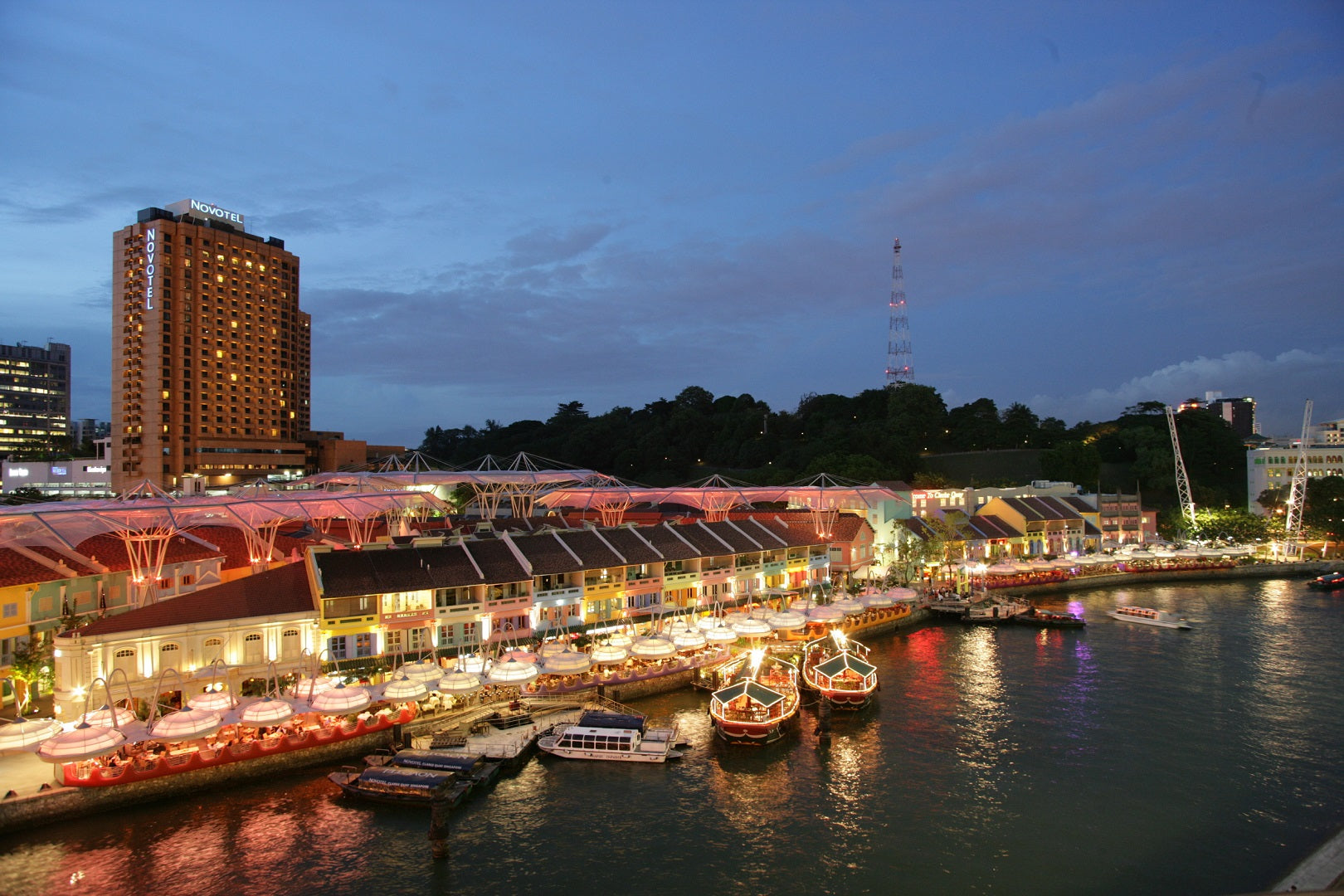 Nightfall in Singapore: Skyline Cruise, Light Shows & Local Flavors