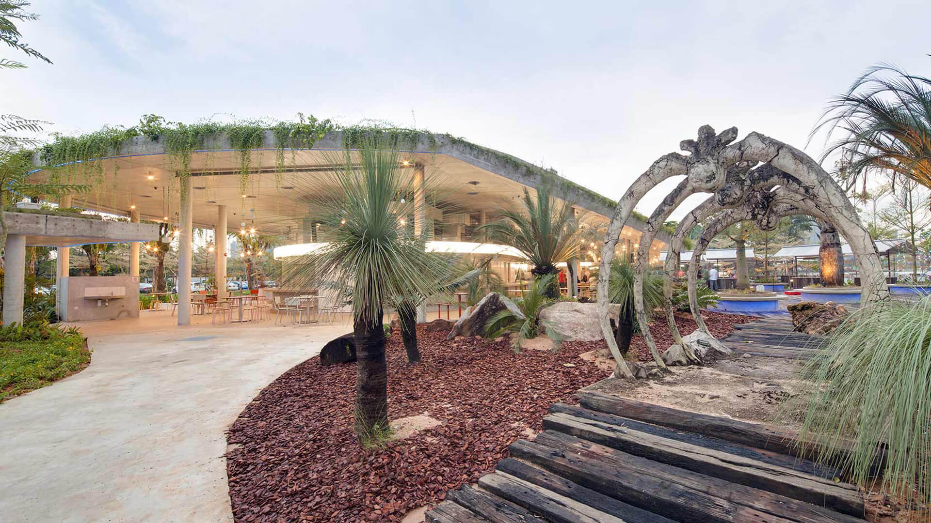 Nightfall in Singapore: Skyline Cruise, Light Shows & Local Flavors