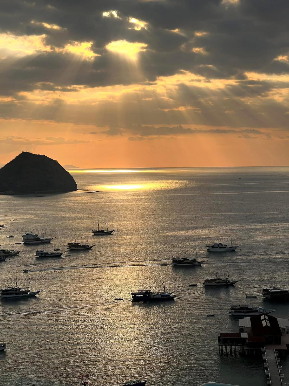 4D Manta, Dragons & Sunset Peaks: The Ultimate Labuan Bajo Escape